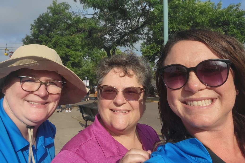 3 ladies taking a selfie